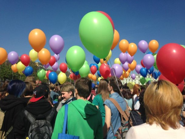 Des ballons colorés d'arc-en-ciel aux célébrations IDAHOT en Russie en 2014 (Photo du Réseau LGBT russe)