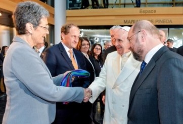 Ulrike Lunacek de l'Autriche, membre du Parlement européen et ouvertement lesbienne, présente une écharpe arc-en-ciel au pape François. (Photo de Christian Today)