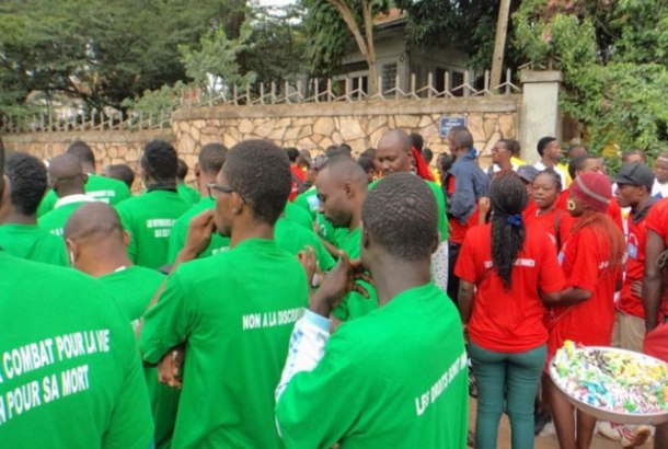 Rassemblement préparatoire pour la marche soutenant les défenseurs des droits humains au Cameroun le 15 juillet 2015. (Photo de CAMFAIDS)