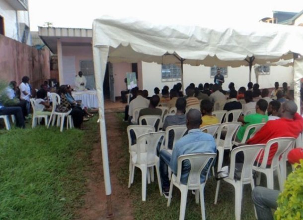 Une messe d’action de grâce a été dite dès 16h à 17h30 au siège de la CAMFAIDS car le regretté Éric Lembembe était d’obédience catholique. Au cours de cette célébration, le prêtre a prié pour le pardon des péchés de toute l’assistance tout en donnant des directives de vie chrétienne. Ce dernier insista sur le pardon et la tolérance envers le prochain car, dit-il« Dieu est miséricorde et est amour » . (Photo de CAMFAIDS)