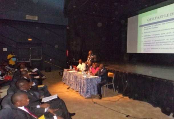 Dans une conférence-débat, Me Michel Togué a expliqué le rôle de défenseurs des droits humains (Photo de CAMFAIDS)