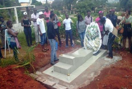 75 personnes ont visité la tombe du militant/journaliste Éric Lembembe le 14 juillet 2015. (Photo de CAMFAIDS)