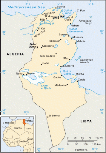 À la Tunisie, Kairouan est située à environ 150 kilomètres (100 miles) au sud de Tunis. (Carte de brittanica.com)