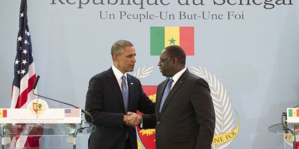 Le président Barack Obama des États Unis et le président Macky Sall du Sénégal lors de sa visite à Dakar en 2013. 