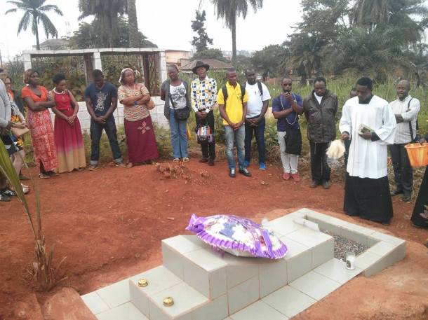 La visite à la tombe d'Éric Ohena Lembembe. (Photo de Facebook)