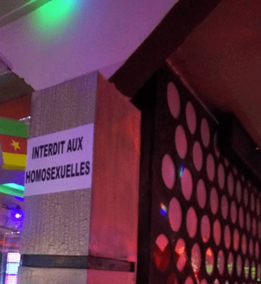 Une annonce affichée au snack L’alysée à Yaoundé -- « INTERDIT AUX HOMOSEXUELLES ». (Photo de Facebok)