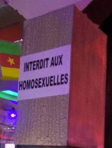 Une annonce affichée au snack Alyzé à Yaoundé -- « INTERDIT AUX HOMOSEXUELLES ». (Photo de Facebok)