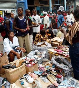 Des vendeurs de chaussures au Cameroun. (Photo de BurkinaPMEpmi.com)