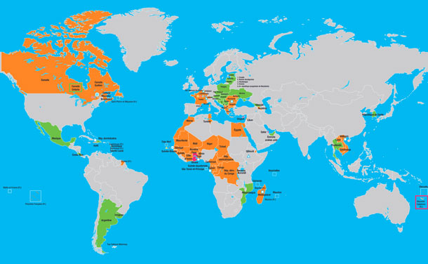 Carte des 84 états et gouvernements liés à  l'Organisation internationale de la Francophonie -- 54  membres  de l'OIF, quatre membres associés et 26 observateurs.