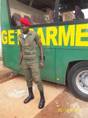 La gendarmerie camerounaise emprisonne 25 hommes soupçonnés d'homosexualité le 12 mai. Deux ont été interrogés et libérés, laissant 23 dans les locaux du Secrétariat d’Etat à la Défense (SED) du Cameroun pour le reste du week-end. Ils attendent d'être auditionnés le lundi 14 mai. (Photo de la page Facebook de la Gendarmerie nationale camerounaise) 