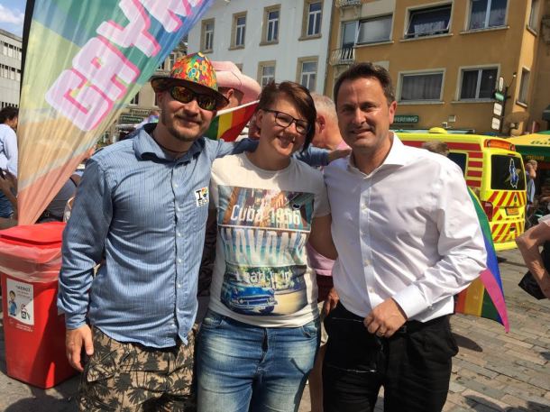Dans cette photo prise à la célébration LGBT Pride luxembourgeoise cet été, Kenneth Fyrsterling est à gauche, avec une amie estonienne et M. Xavier Bettel, le premier ministre du Luxembourg (à droite).