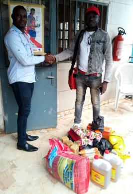 Humanity First Cameroun, groupe de défense des droits des LGBT, reçoit des vivres qu’il distribuera à des prisonniers gays dans le cadre du projet Not Alone / Pas Seul. 