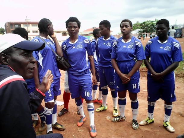 Stenie (à droite) et des autre membres de l'equipe du club Intersport.