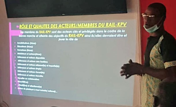Michel Engama, le président de Camfaids, discute du rôle des participants de RAIL KPV dans l'aide aux personnes LGBTI victimes d'homophobie.