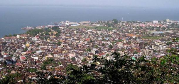 Freetown, capitale de la Sierra Leone. Photographie libre de droits.